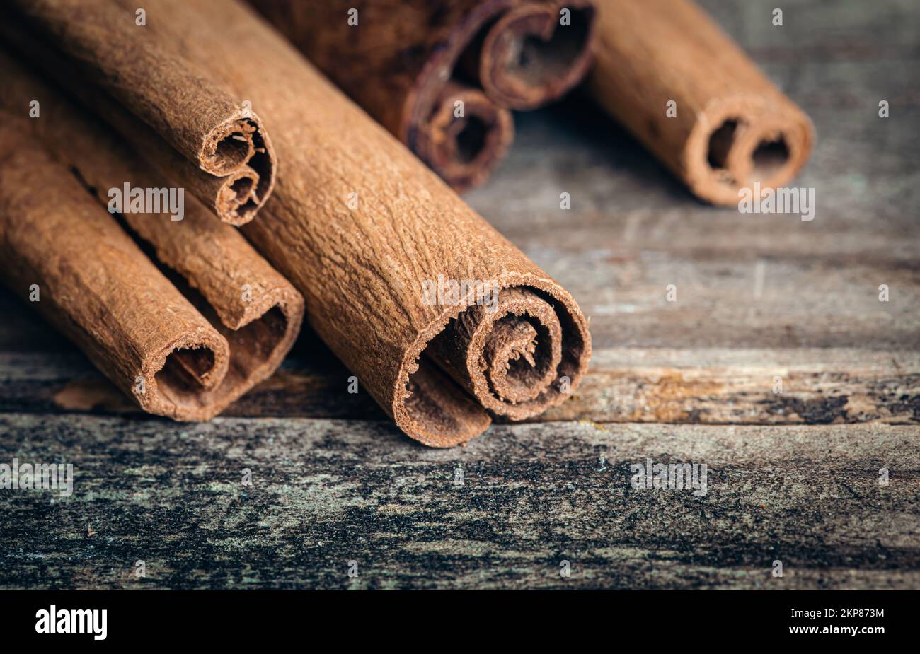 Nahaufnahme, duftende Zimtstäbchen auf Holzhintergrund. Stockfoto