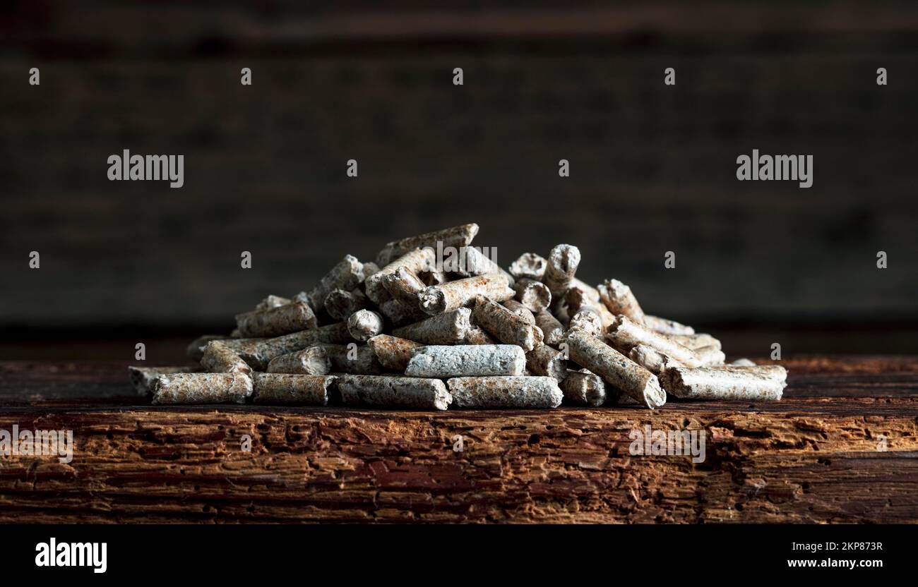 Holzpellets auf Holzhintergrund, Studioaufnahme, Deutschland, Europa Stockfoto