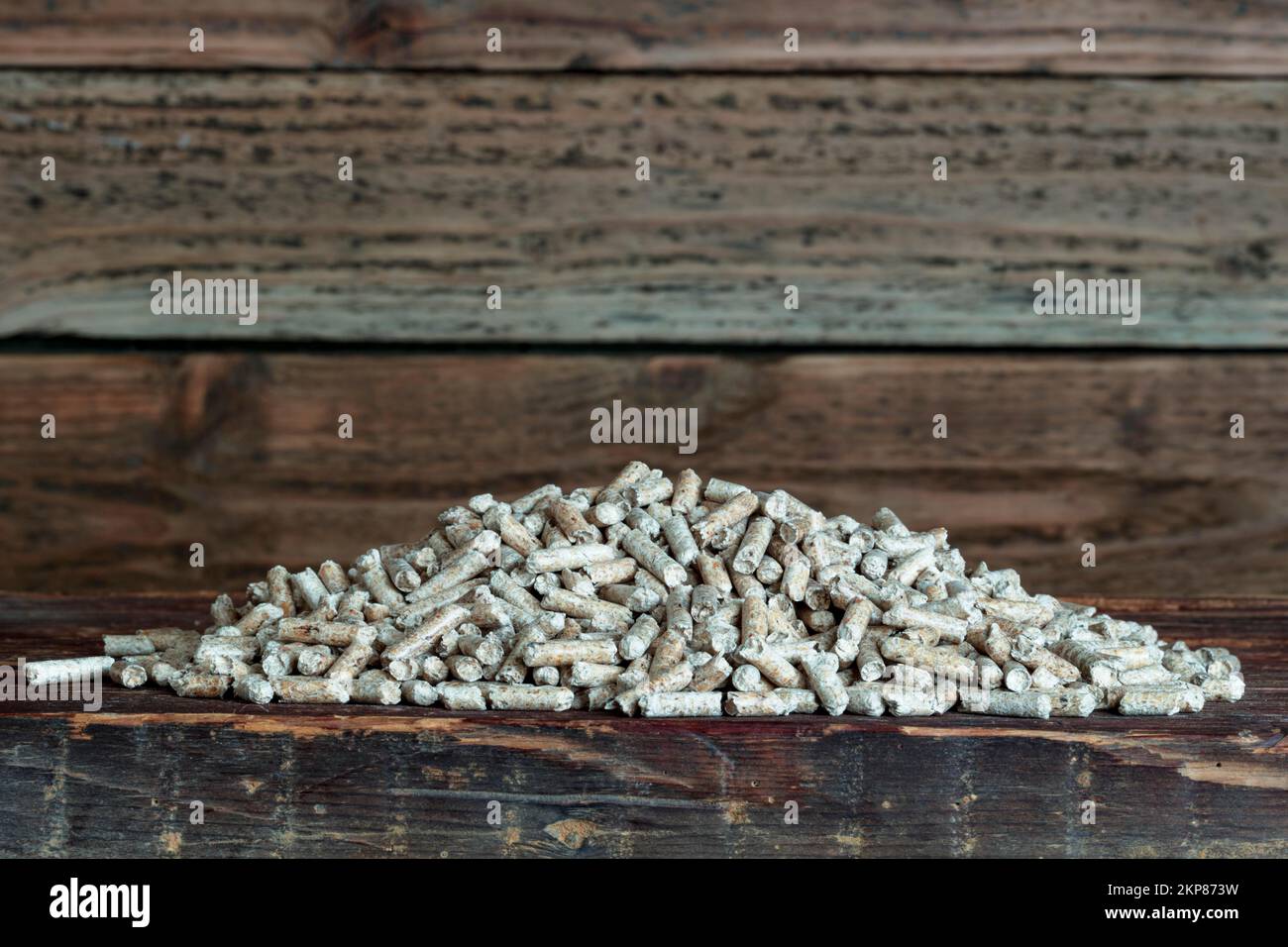 Holzpellets auf Holzhintergrund, Studioaufnahme, Deutschland, Europa Stockfoto