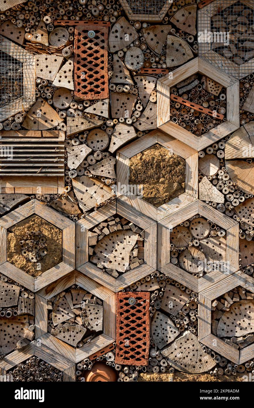 Insektenhotel aus natürlichen Materialien wie Ton, Stein, Ziegel, Holz, Stroh, Pflanzenstämme, Ober Lais Nature Conservation Group, Hessen, Deutschland, Euro Stockfoto