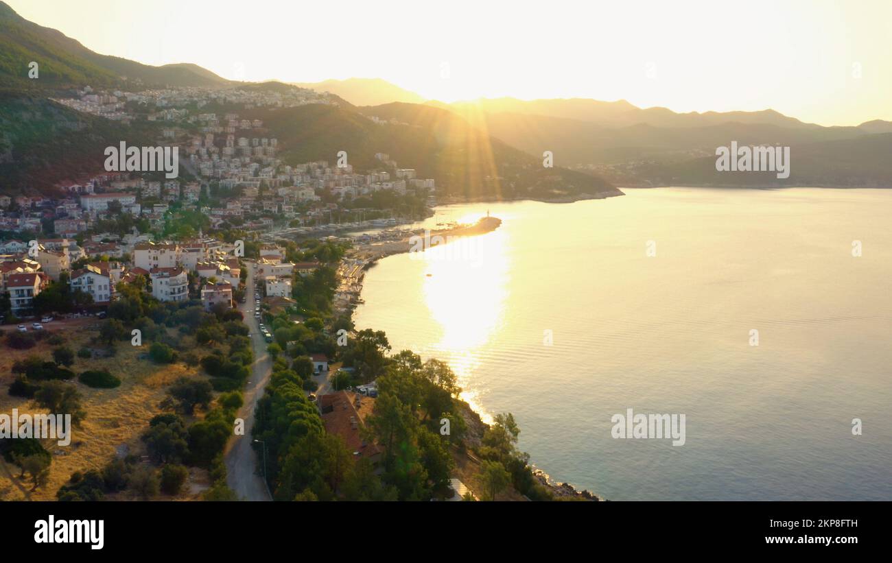 Panorama der Meeresbucht. Wunderschöner Ferienort bei Sonnenaufgang am Morgen. Luftaufnahme von der Drohne. Stockfoto