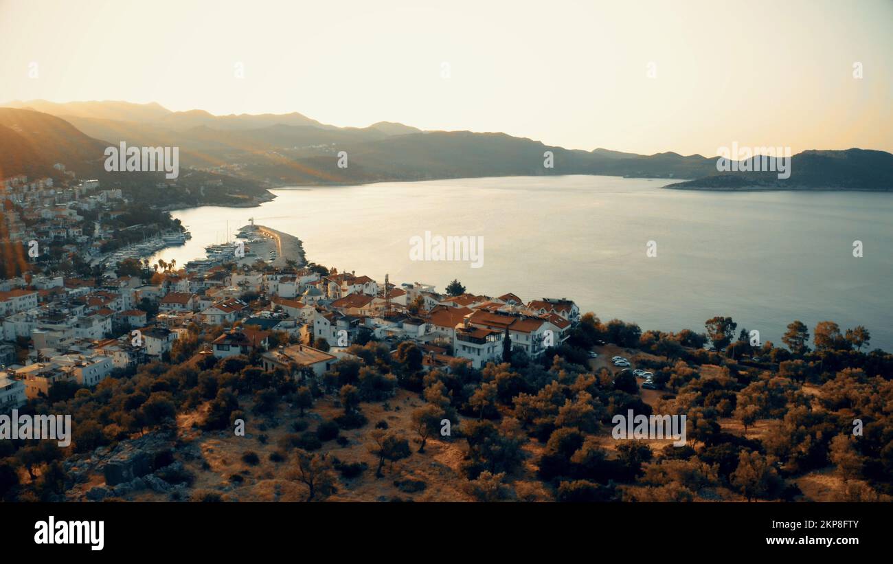 Blick auf das Meer und den Ort bei Sonnenuntergang. Wunderschönes Naturpanorama von oben. Reise- und Urlaubskonzept. Stockfoto