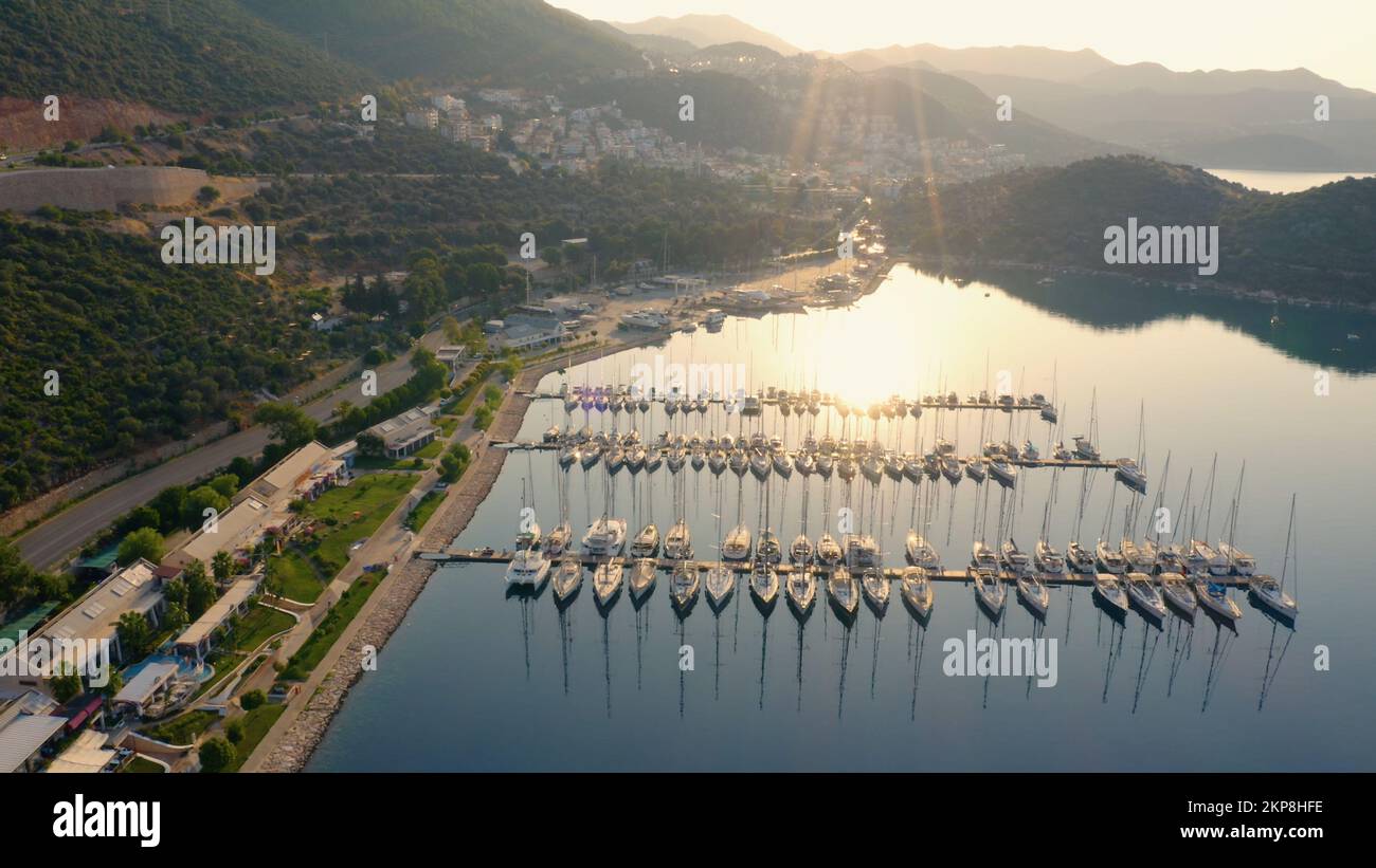 Luftaufnahme von wunderschönen Yachten und Booten in der Meeresbucht am Morgen. Malerische Sommerlandschaft. Stockfoto