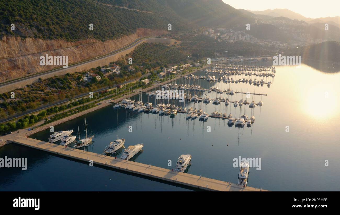 Blick von oben auf die Küstenstadt mit Booten, die in der Meeresbucht vor Anker liegen. Wunderschöne Luftlandschaft der mediterranen Stadt am Morgen, Türkei. Stockfoto