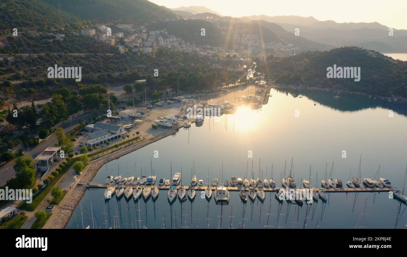 Luftaufnahme von wunderschönen Yachten und Booten in der Meeresbucht am Morgen. Malerische Sommerlandschaft. Stockfoto