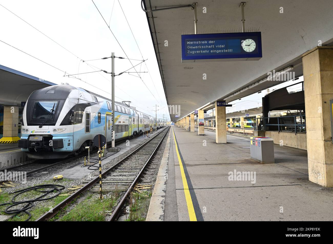 Wien, Österreich. 28.. November 2022. Bahnstreik in Österreich. Seit Montag, Mitternacht, wurden alle Züge wegen des Streiks abgesagt. Informationstafel: vida-Gewerkschaftswarnung! Der Zugverkehr ist stehen geblieben! Kredit: Franz Perc/Alamy Live News Stockfoto