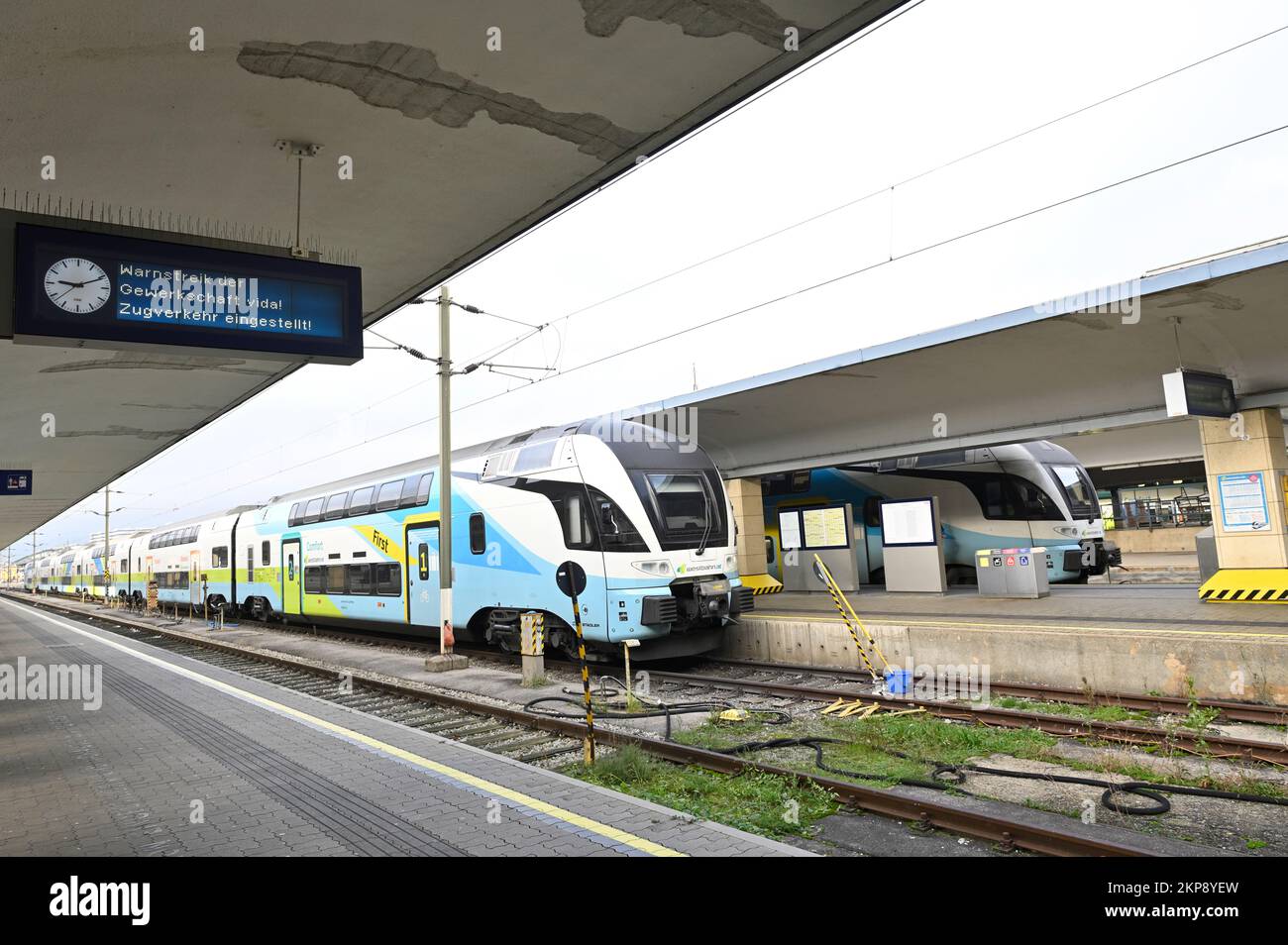 Wien, Österreich. 28.. November 2022. Bahnstreik in Österreich. Seit Montag, Mitternacht, wurden alle Züge wegen des Streiks abgesagt. Informationstafel: vida-Gewerkschaftswarnung! Der Zugverkehr ist stehen geblieben! Kredit: Franz Perc/Alamy Live News Stockfoto