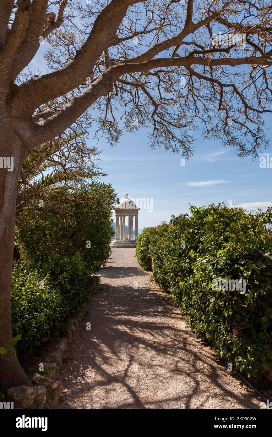 Ionischer Pavillon mit Garten im Herrenhaus Son Marroig, Serra de Tramuntana, Mallorca, Balearen, Spanien, Europa Stockfoto