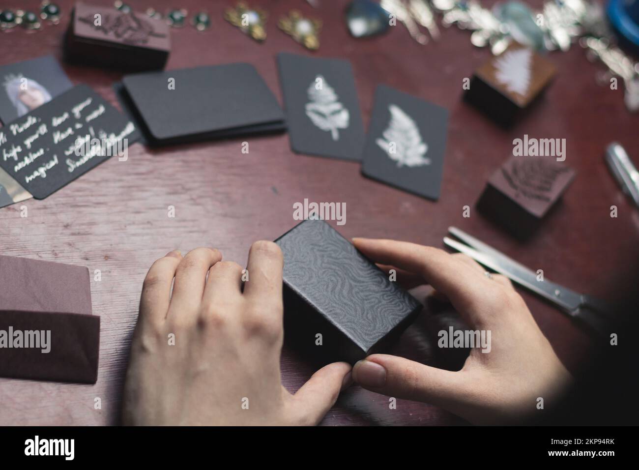 Nahaufnahme winziges schwarzes Paketfoto Stockfoto