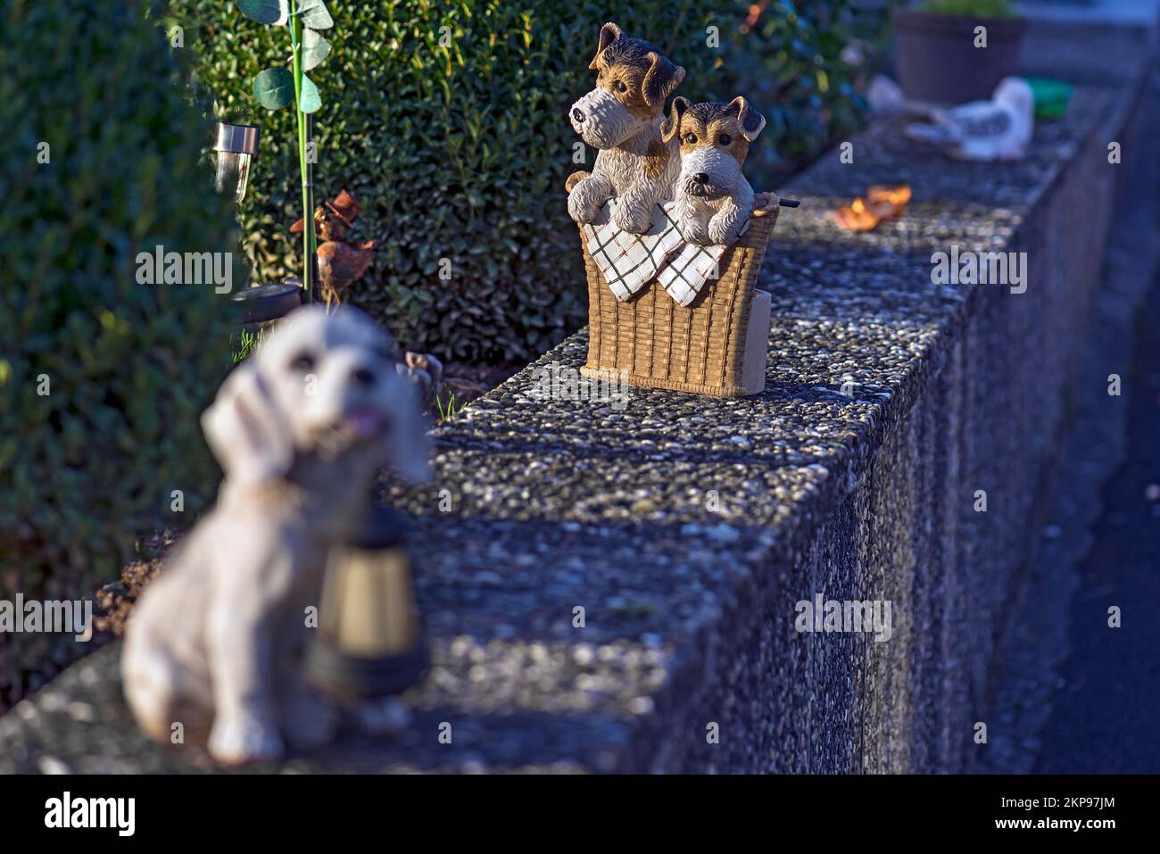 Hundefiguren an einer Gartenmauer, Bayern, Deutschland, Europa Stockfoto