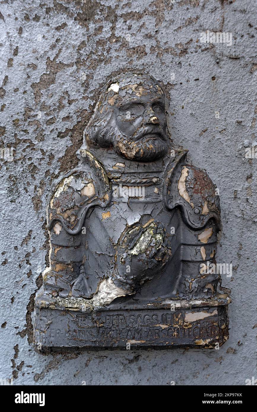Relief von Götz von Berlichingen, 1480 bis 1562, auf einem Hauswamd, Theres, Niederfrankien, Bayern, Deutschland, Europa Stockfoto