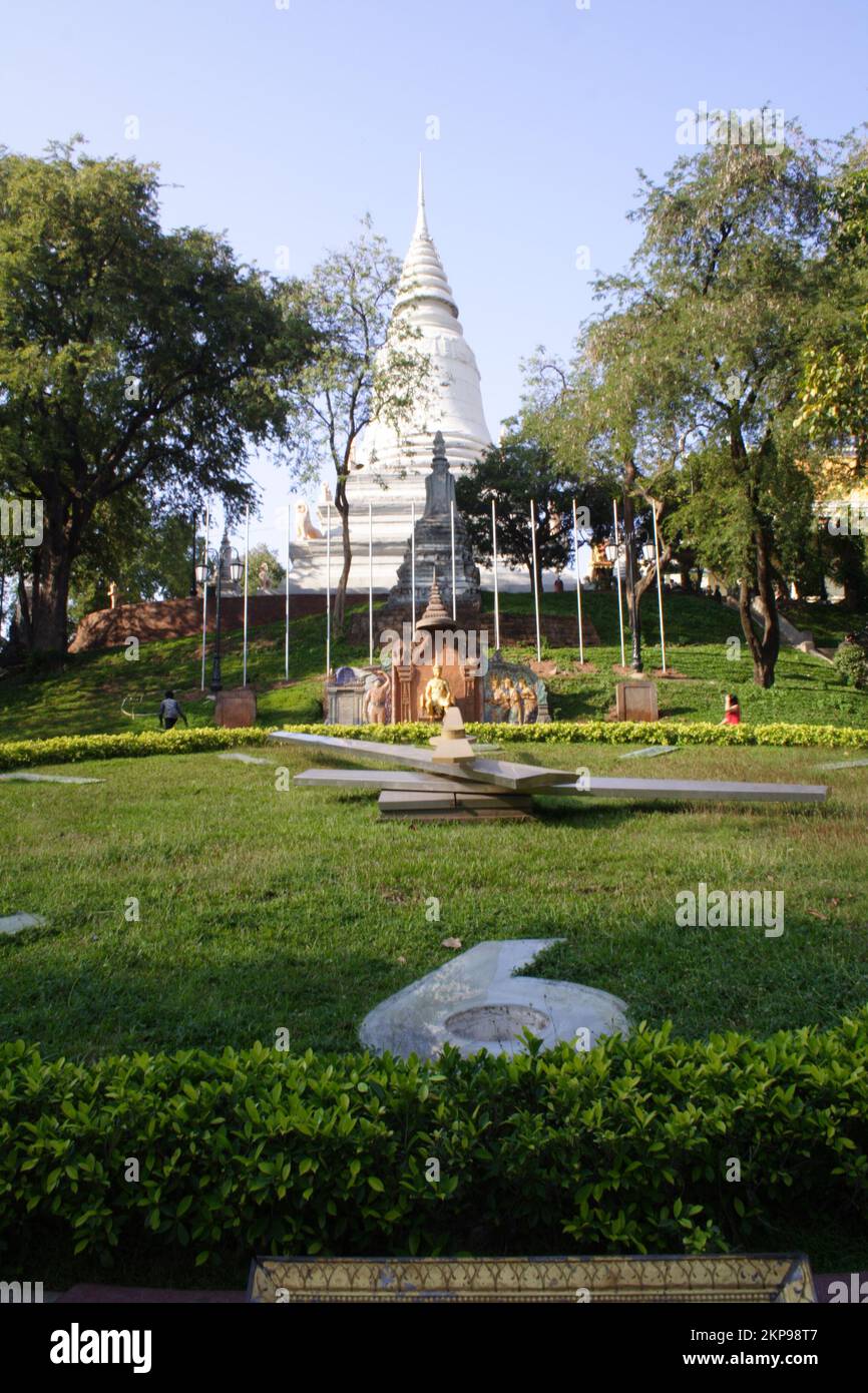 Stupa, Buddha-Statue und Uhr, Wat Phnom. Phnom Penh, Kambodscha Stockfoto