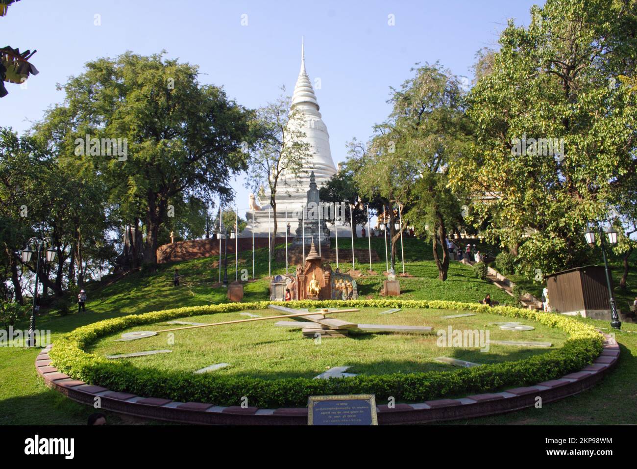 Stupa, Buddha-Statue und Uhr, Wat Phnom. Phnom Penh, Kambodscha Stockfoto