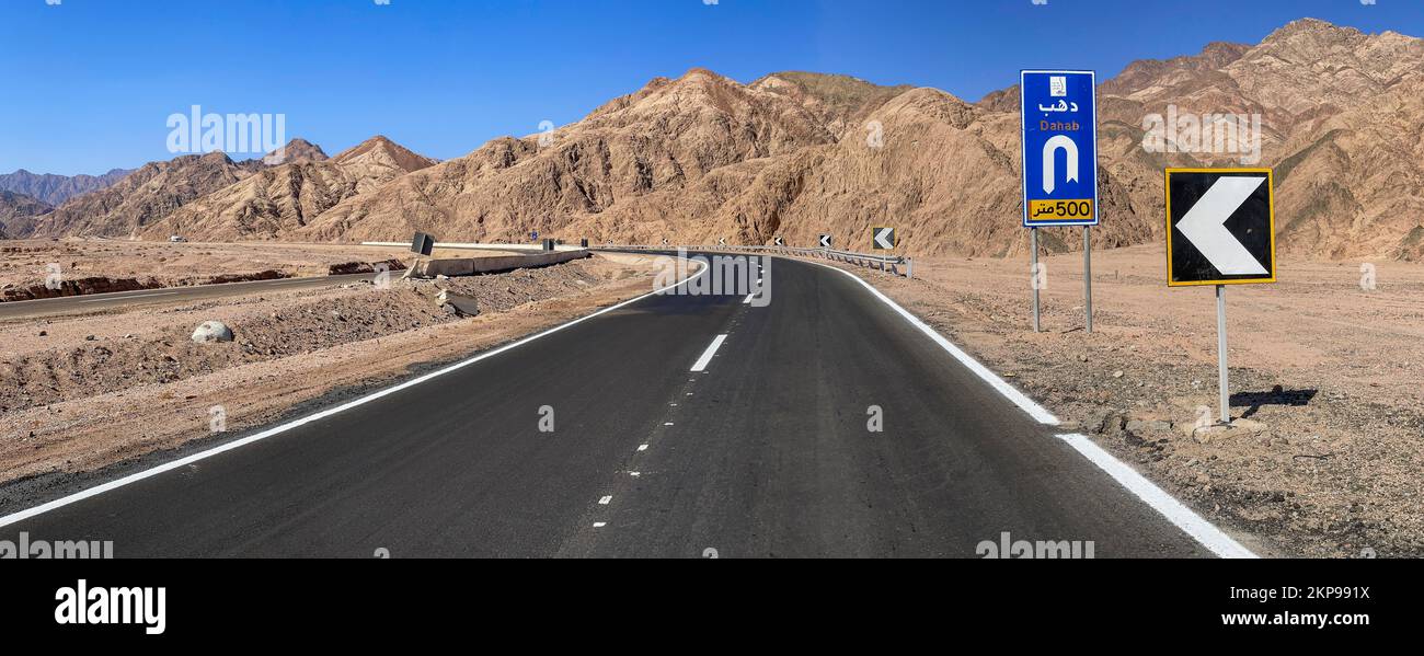 Straße mit Wegweisern zum Abbiegen, Sharm-el-Sheikh Dahab Expressway, Sinai, Ägypten, Afrika Stockfoto