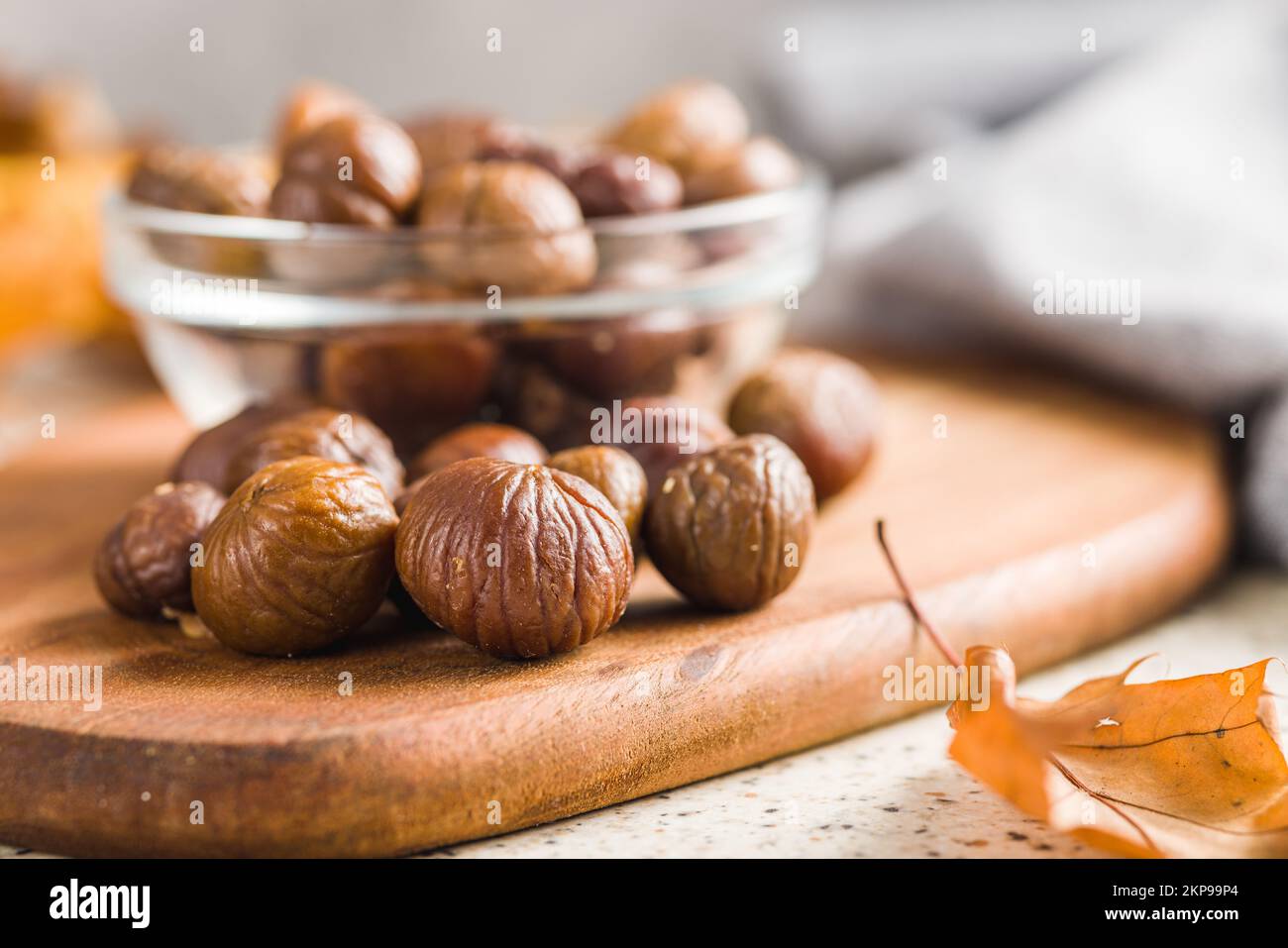 Geschälte Kastanien. Süße geröstete Kastanien auf dem Schneidebrett. Stockfoto