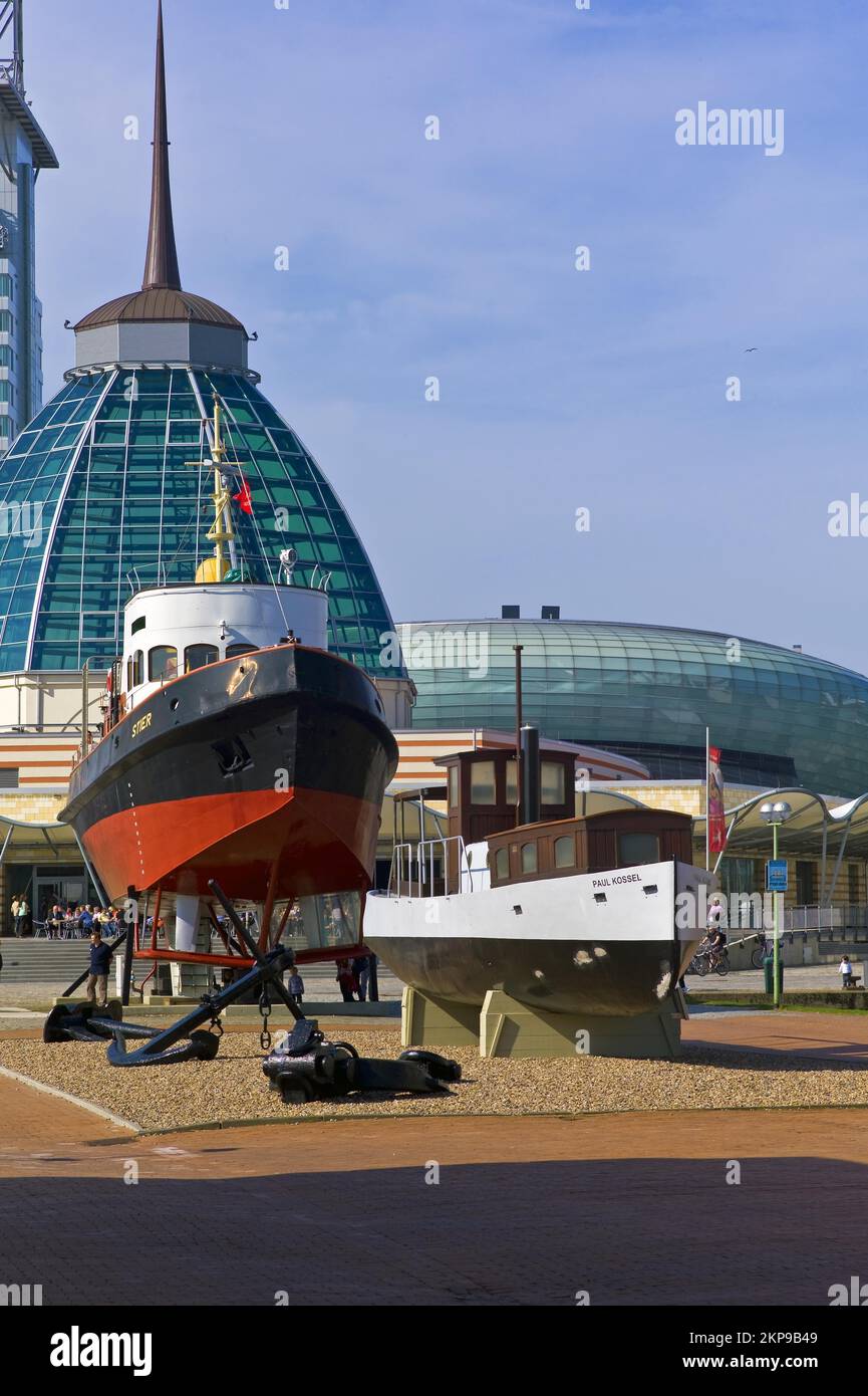 Außenbereich des Deutschen Schifffahrtsmuseums, Schlepper Stier und Betonschiff, im Hintergrund das Mediterraneo und das Klimahaus, Bremerhaven, Deutschland, Euro Stockfoto