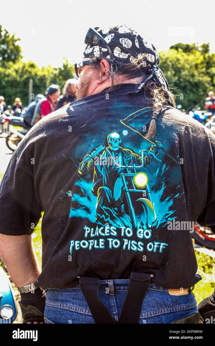 Ein alter Biker, Hells Angel, Motorradgang verspricht etwas asoziales Verhalten, Hampshire, Großbritannien Stockfoto