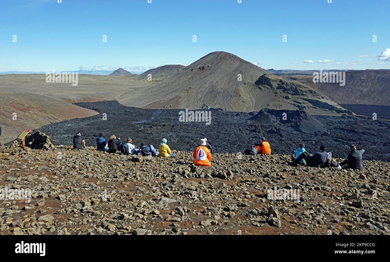 Fagradalsfjall Eruption 2022, Touristen schauen auf rauchende