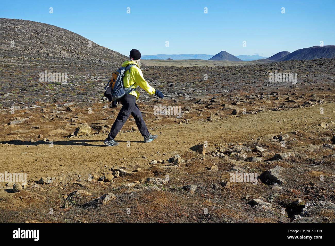 Wandern in vulkanischer Landschaft, Vulkane im Hintergrund, Fagradalsfjall, Reykjanes, Grindavik, Island, Europa Stockfoto