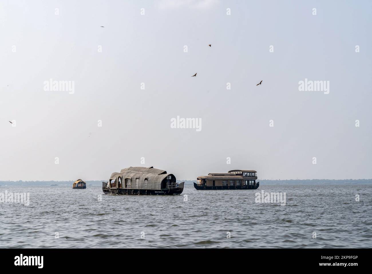 Alleppey, Indien. 26.. November 2022. Das haben Schiffe während der Bootsfahrt von Kottayam nach Alleppey. Alappuzha, auch bekannt als Alleppey, ist eine südindische Stadt im Bundesstaat Kerala. Die Stadt hat Kanäle, Nebengewässer und malerische Lagunen. Kredit: SOPA Images Limited/Alamy Live News Stockfoto