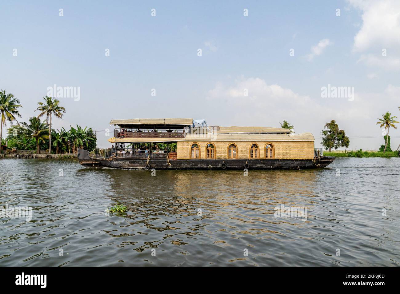 Alleppey, Indien. 26.. November 2022. Während der Bootsfahrt von Kottayam nach Alleppey wurde ein Schiff gesehen. Alappuzha, auch bekannt als Alleppey, ist eine südindische Stadt im Bundesstaat Kerala. Die Stadt hat Kanäle, Nebengewässer und malerische Lagunen. (Foto: Xisco Navarro/SOPA Images/Sipa USA) Guthaben: SIPA USA/Alamy Live News Stockfoto