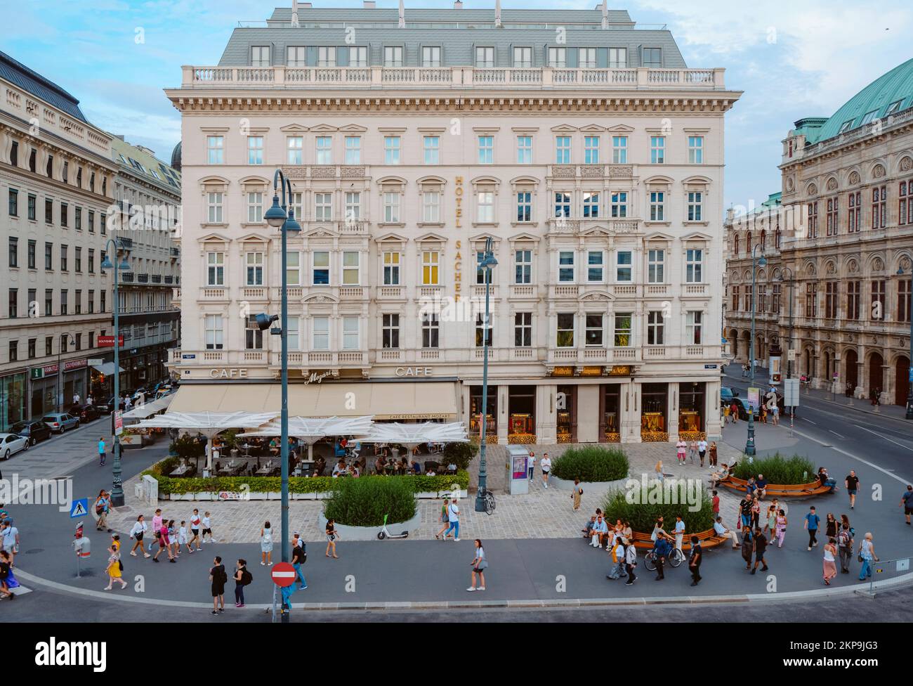Wien, Österreich - 27. August 2022: Blick auf den Helmut-Zilk-Platz in Wien, Österreich, mit dem berühmten Hotel Sacher im Zentrum und dem Wiener Sta Stockfoto