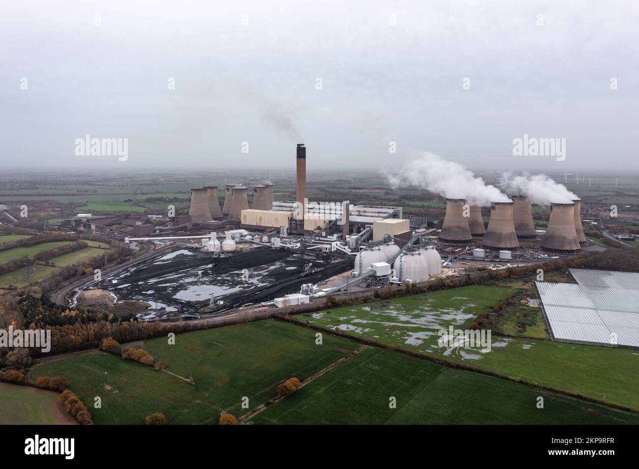 DRAX-KRAFTWERK, GROSSBRITANNIEN - 20. JUNI 2022. Ein Luftbild des erschöpften Kohlestapels des Drax Power Station bei Selby in North Yorkshire, der nicht erneuert wird Stockfoto