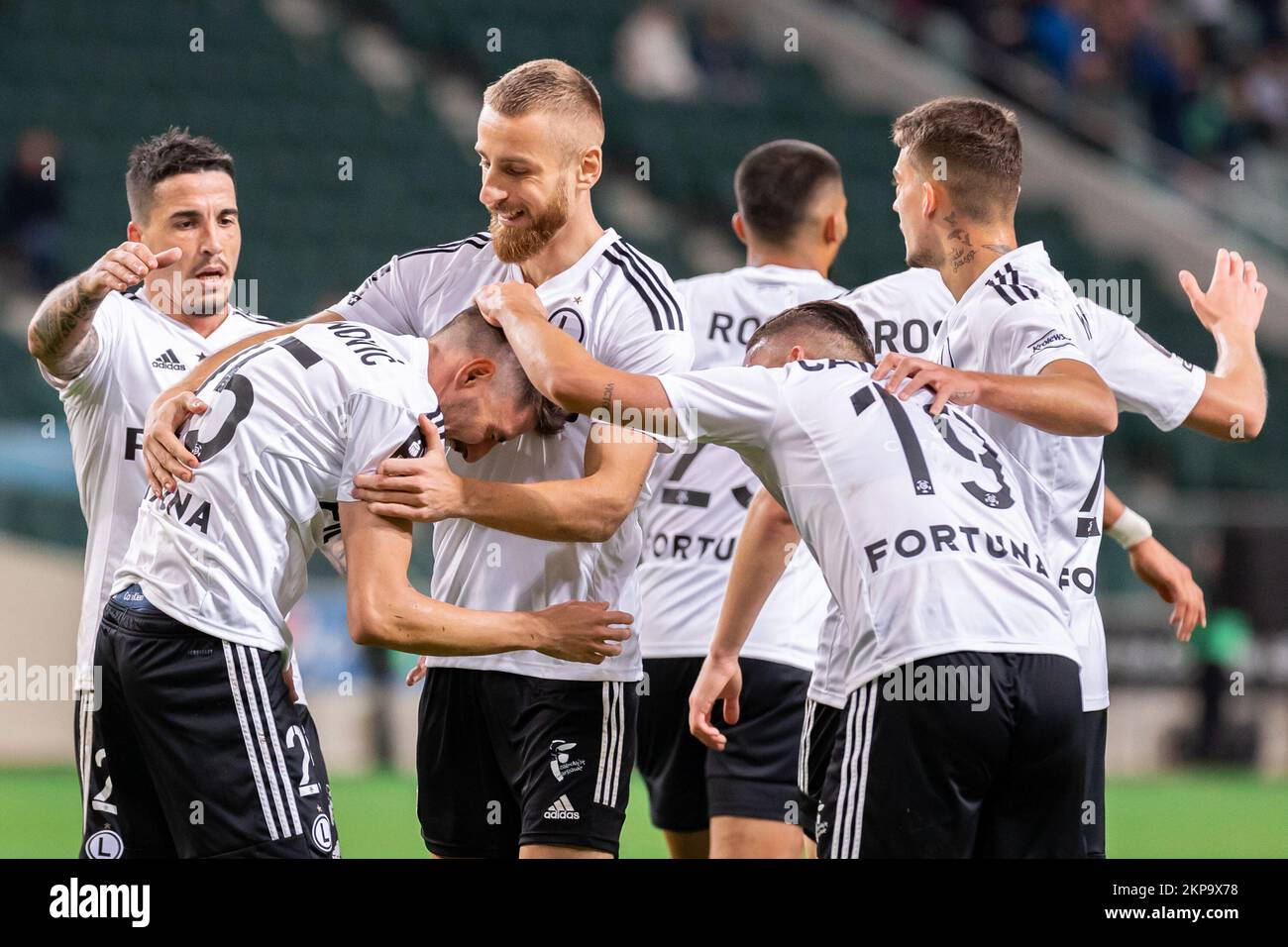 (Von L bis R) Josue Pesqueira, Filip Mladenovic, Rafal Augustyniak und Carlos Daniel Lopez Huesca „Carlitos“ von Legia feiern ein Tor während des Spiels der polnischen PKO Ekstraklasa League zwischen Legia Warszawa und Miedz Legnica im Marshal Jozef Legia Warsawa Municipa 3:2. Stockfoto