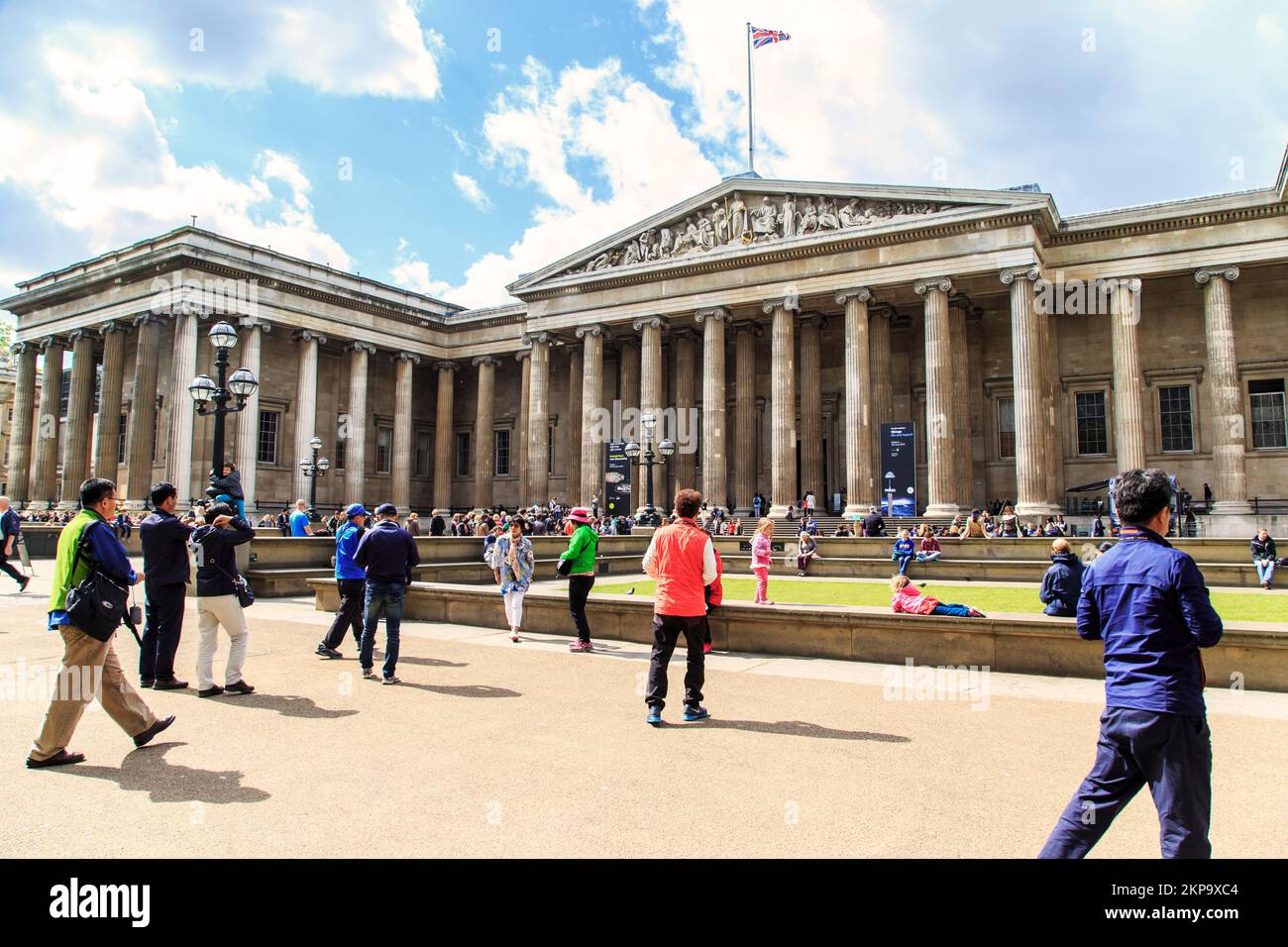 LONDON, GROSSBRITANNIEN - 9. MAI 2014: Dies ist der Haupteingang zum weltberühmten British Museum. Stockfoto