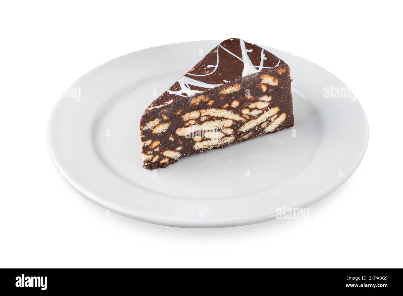 Schokoladenmosaikkuchen auf einer weißen Porzellanplatte auf einem isolierten weißen Hintergrund Stockfoto