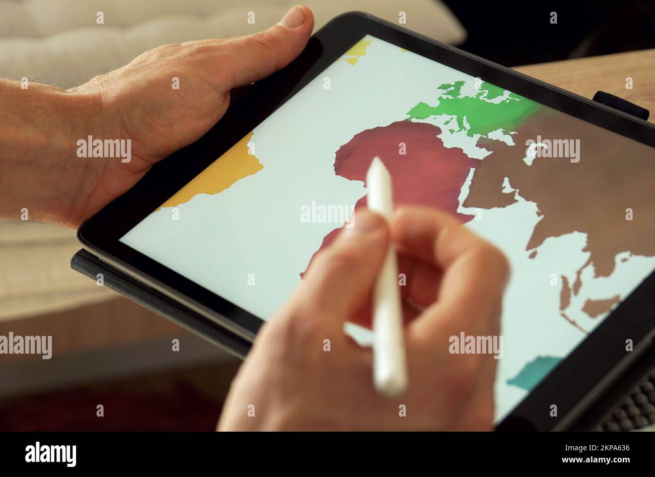 Nahaufnahme eines Schwenks, der auf eine Weltkarte auf einem Tablet zeigt Stockfoto