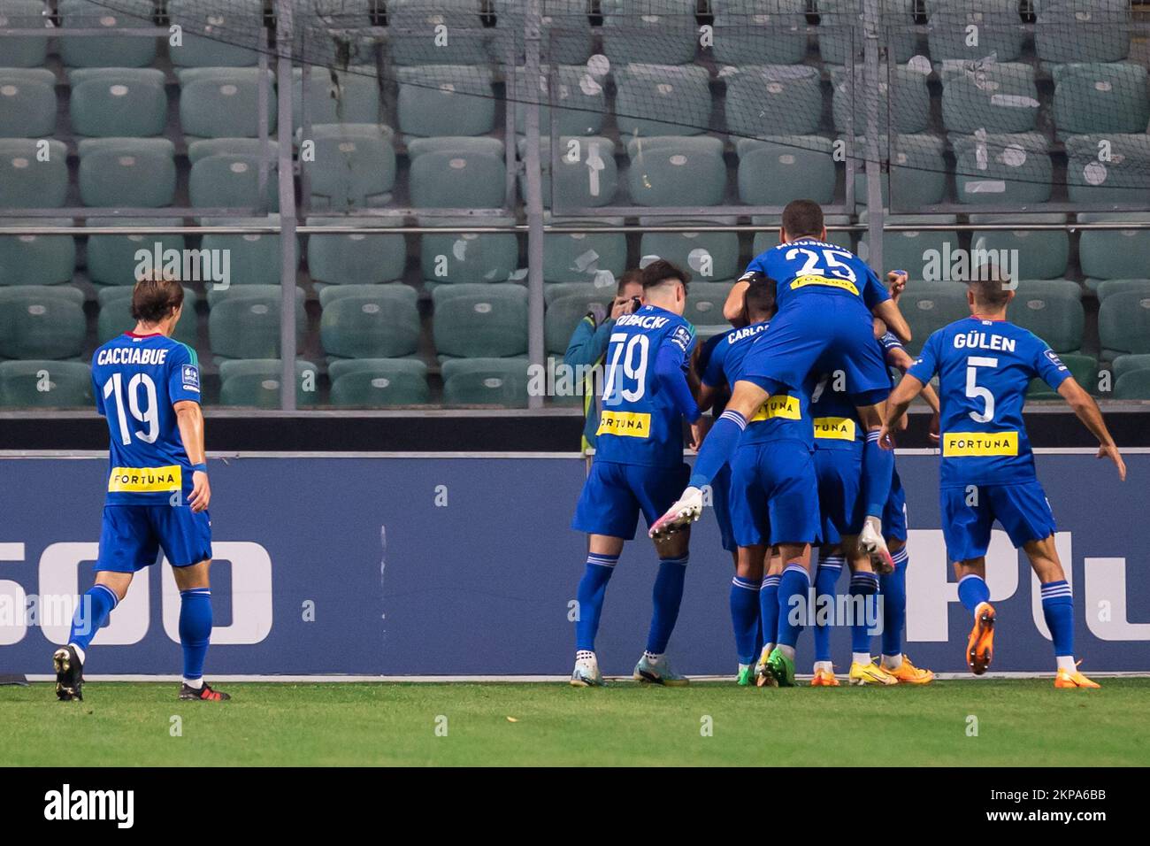 Warschau, Polen. 16.. September 2022. Jeronimo Cacciabue, Olaf Kobacki, Nemanja Mijuskovic, Levent Gulen und andere Spieler von Miedz feiern ein Tor während des Spiels der polnischen PKO Ekstraklasa League zwischen Legia Warszawa und Miedz Legnica im Marshal Jozef Pilsudski Legia Warschau Municipal Stadium. Endstand: Legia Miedzawa 3:2. (Foto: Mikolaj Barbanell/SOPA Images/Sipa USA) Guthaben: SIPA USA/Alamy Live News Stockfoto