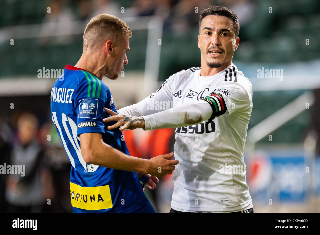 Maxime Dominguez (L) von Miedz und Josue Pesqueira (R) von Legia werden während des Spiels der polnischen PKO Ekstraklasa League zwischen Legia Warszawa und Miedz Legnica im Marschall Jozef Pilsudski Legia Warsaw Municipal Stadium gesehen.Endstand: Legia Warszawa 3:2 Miedz Legnica. (Foto: Mikolaj Barbanell / SOPA Images/Sipa USA) Stockfoto