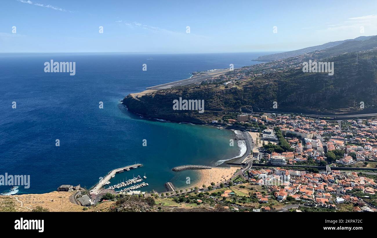 Ein Luftblick auf eine Meereslandschaft mit dem kleinen Fischerdorf Canical auf Madeira Island, Portugal Stockfoto