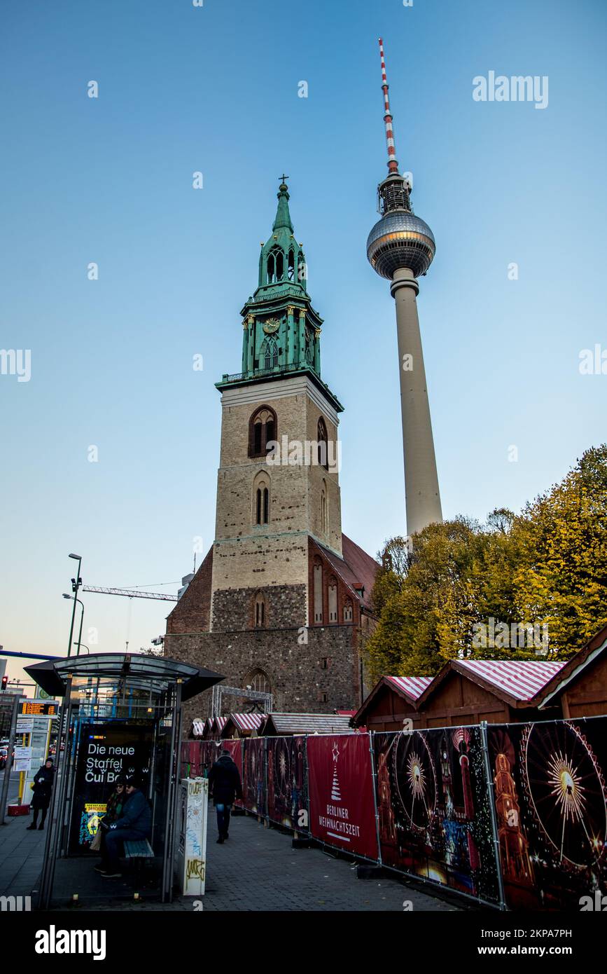 Berlin, Deutschland. November 2022. Fernsehturm und St. Marienkirche in Berlin. Hochwertiges Foto Stockfoto