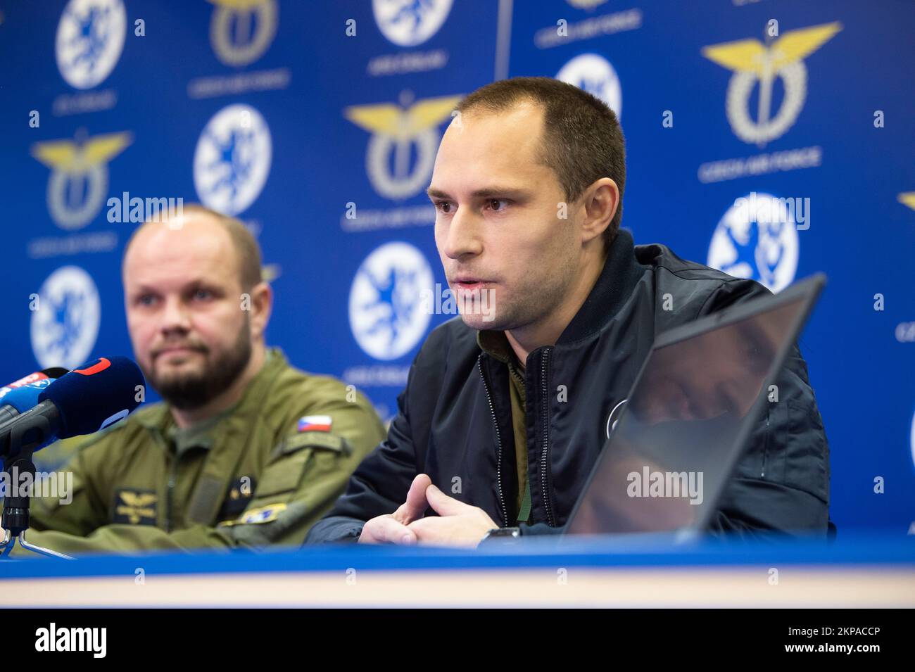 Caslav, Tschechische Republik. 28.. November 2022. Von rechts: Pilot und Astronauten-Reserveteam der Europäischen Weltraumorganisation, Mitglied Ales Svoboda, und Befehlshaber der Basis Caslav, Jaroslav Tomana, sprechen auf der Pressekonferenz in Caslav, Tschechische Republik, am 28. November 2022. Kredit: Josef Vostarek/CTK Photo/Alamy Live News Stockfoto