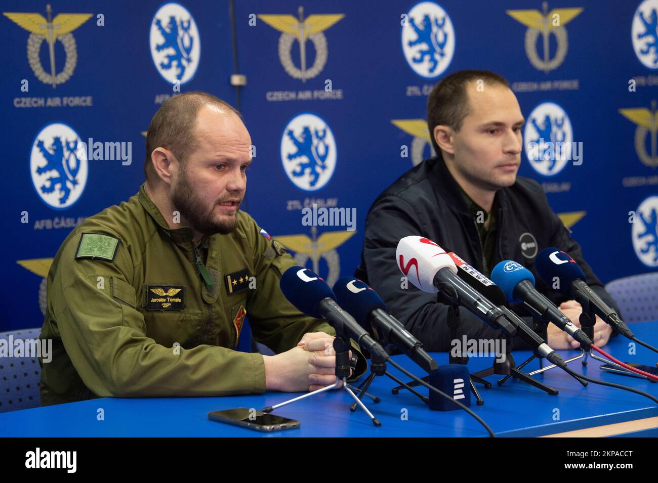 Caslav, Tschechische Republik. 28.. November 2022. Von rechts: Pilot und Astronauten-Reserveteam der Europäischen Weltraumorganisation, Mitglied Ales Svoboda, und Befehlshaber der Basis Caslav, Jaroslav Tomana, sprechen auf der Pressekonferenz in Caslav, Tschechische Republik, am 28. November 2022. Kredit: Josef Vostarek/CTK Photo/Alamy Live News Stockfoto