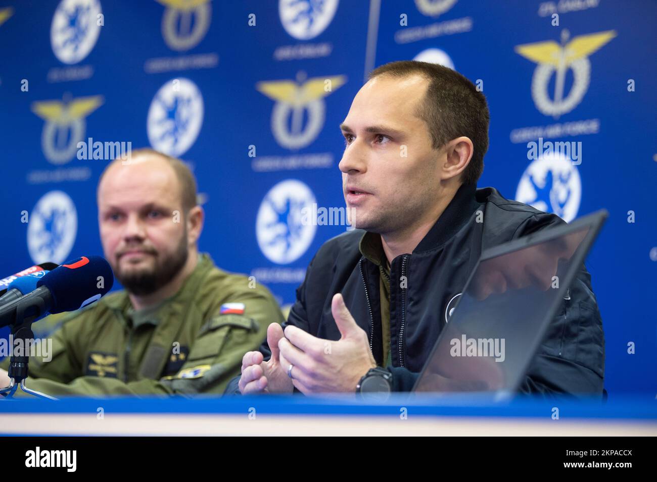 Caslav, Tschechische Republik. 28.. November 2022. Von rechts: Pilot und Astronauten-Reserveteam der Europäischen Weltraumorganisation, Mitglied Ales Svoboda, und Befehlshaber der Basis Caslav, Jaroslav Tomana, sprechen auf der Pressekonferenz in Caslav, Tschechische Republik, am 28. November 2022. Kredit: Josef Vostarek/CTK Photo/Alamy Live News Stockfoto