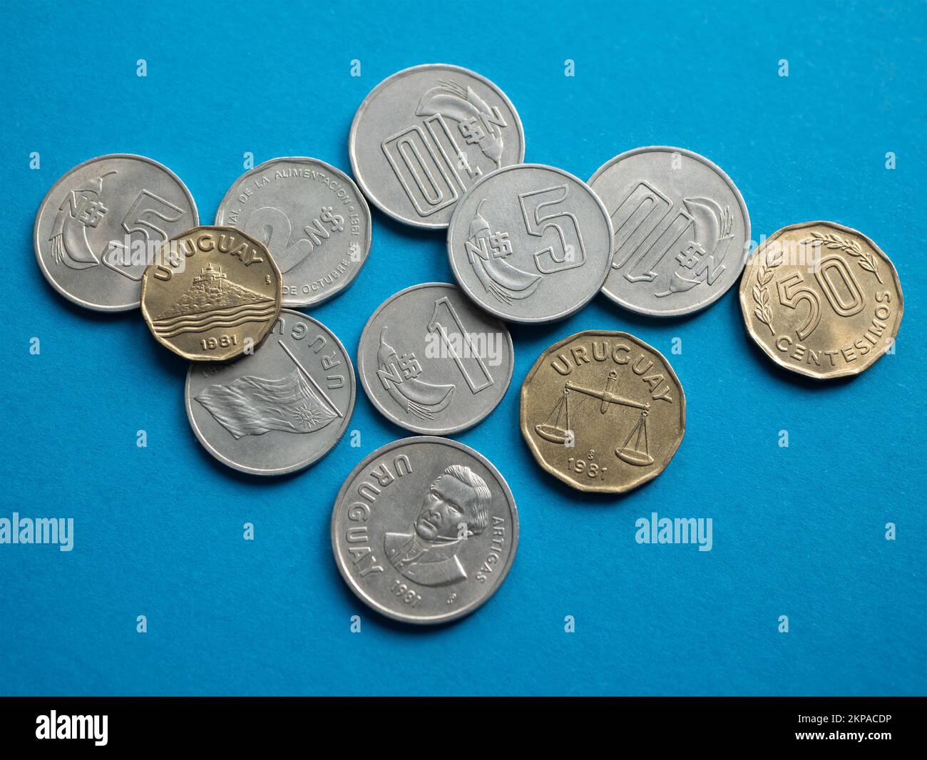Nationale uruguayische Währung, Nuevos Peso und Centesimos Münzgeld von Uruguay, selektiver Fokus Stockfoto