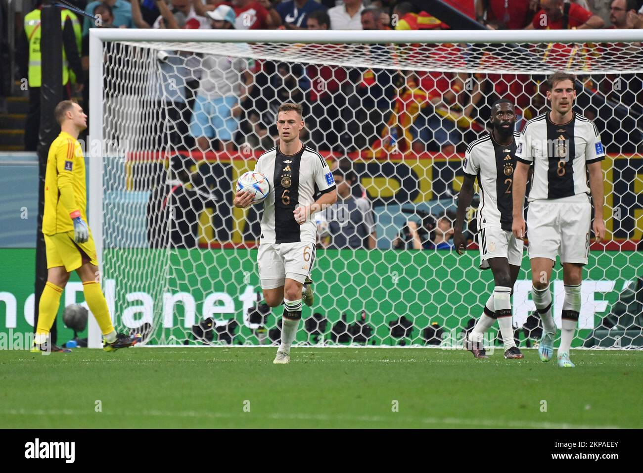 Al Khor, Katar. 27.. November 2022. Von rechts: Leon GORETZKA (GER), Antonio RUEDIGER (GER), Joshua KIMMICH (GER), Torhüter Manuel NEUER (GER) nach dem Übersetzen auf 0-1, Action. Spanien (ESP) - Deutschland (GER) 1-1, Gruppe Stufe E, 2. Spieltag, am 27.11.2022, Al-Bayt-Stadion in Al-Khor. Fußball-Weltmeisterschaft 2022 in Katar ab 20,11. - 18.12.2022? Kredit: dpa/Alamy Live News Stockfoto