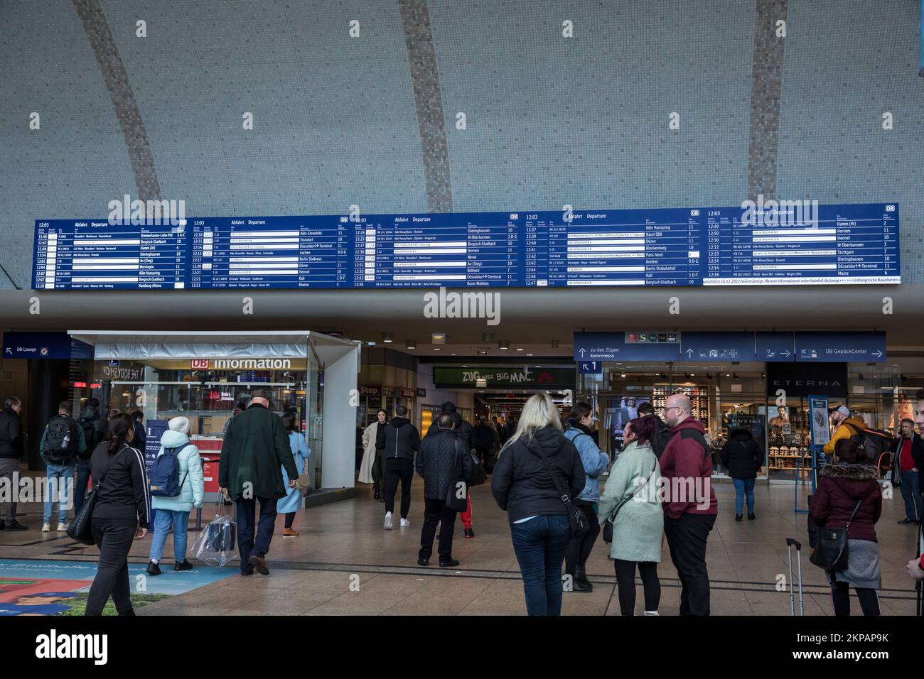 Neue 17 Meter lange LED-Anzeigetafel in der Eingangshalle des Kölner Hauptbahnhofs. neue LED-Anzeigentafel mit 17 m langer Anzeige in der Eingang Stockfoto
