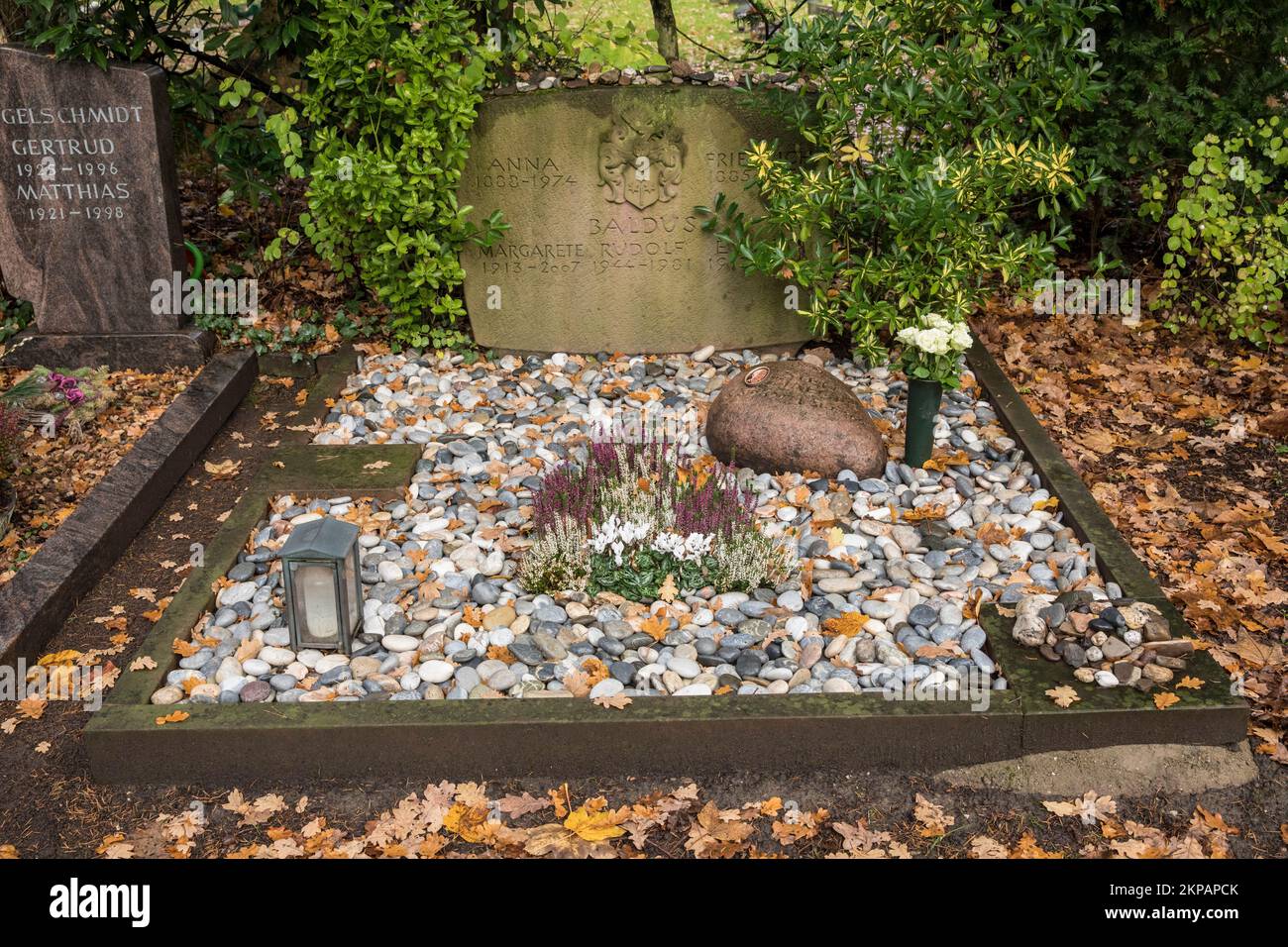 Grab auf dem Kölner Südfriedhof im Bezirk Zollstock, Kieselsteine, Köln, ermany. Nehmen Sie den Suedfriedhof im Stadtteil Zollstock, Ki Stockfoto