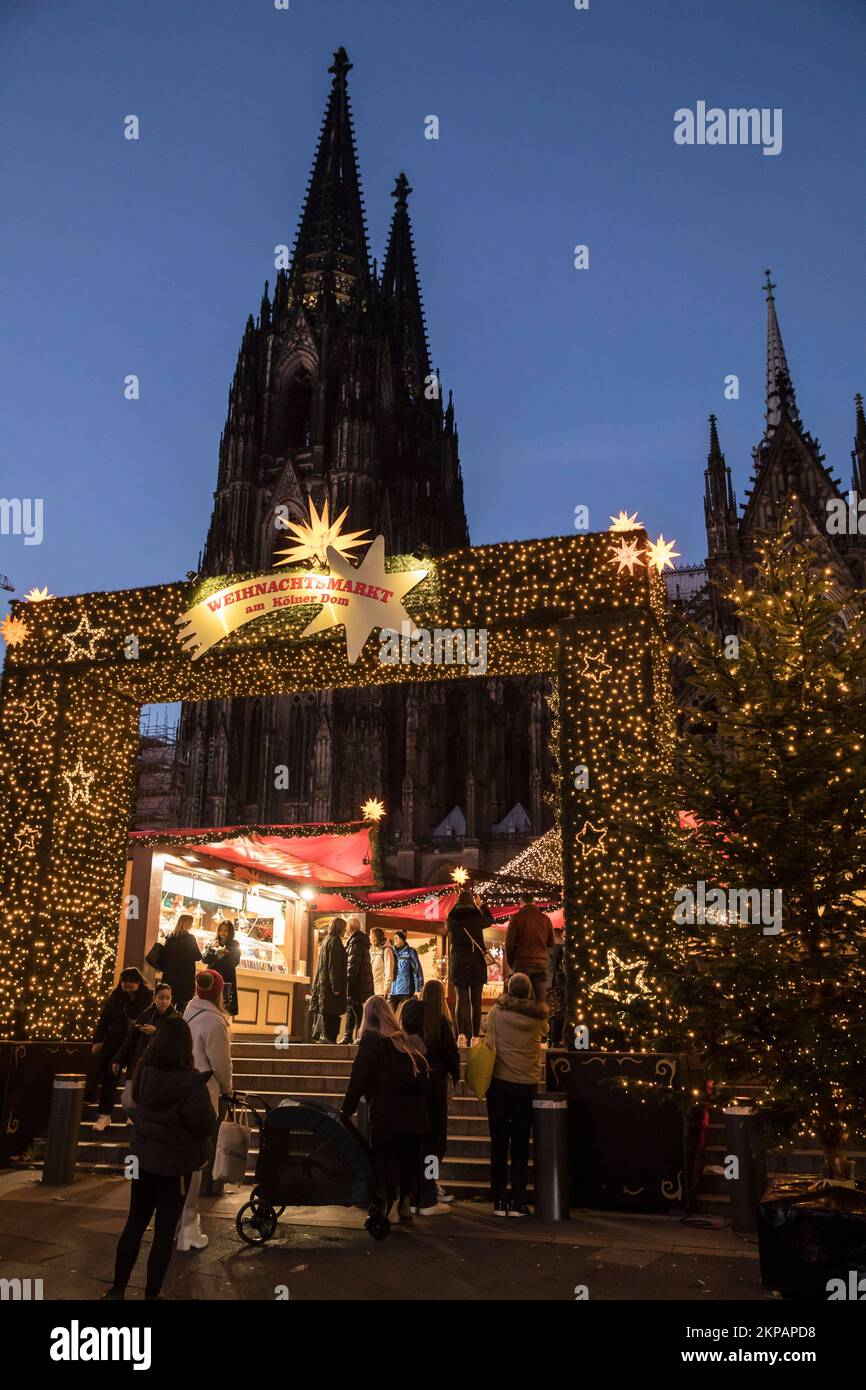 Der Weihnachtsmarkt am Roncalliplatz vor dem Kölner Dom. Der