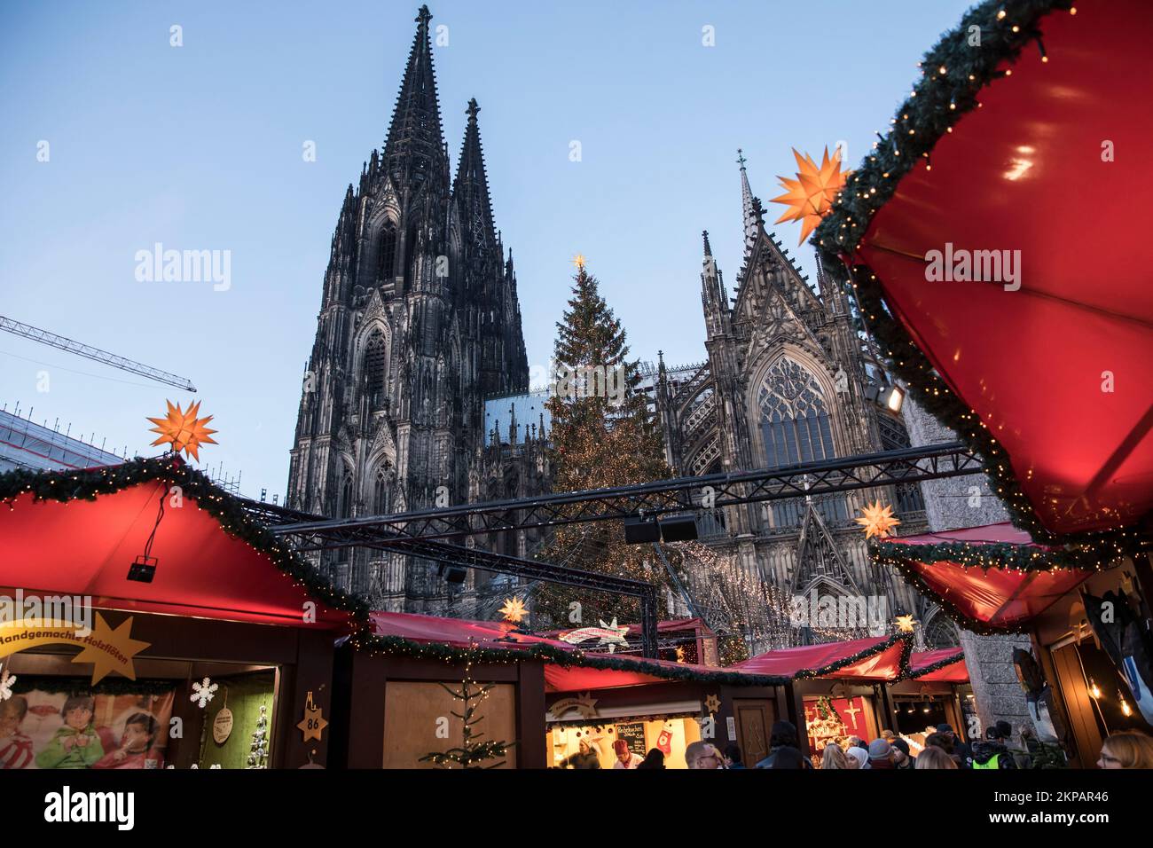 Der Weihnachtsmarkt am Roncalliplatz vor dem Kölner Dom. Der Weihnachtsmarkt auf dem Roncalliplatz am Dom, Köln, Deutschland Stockfoto