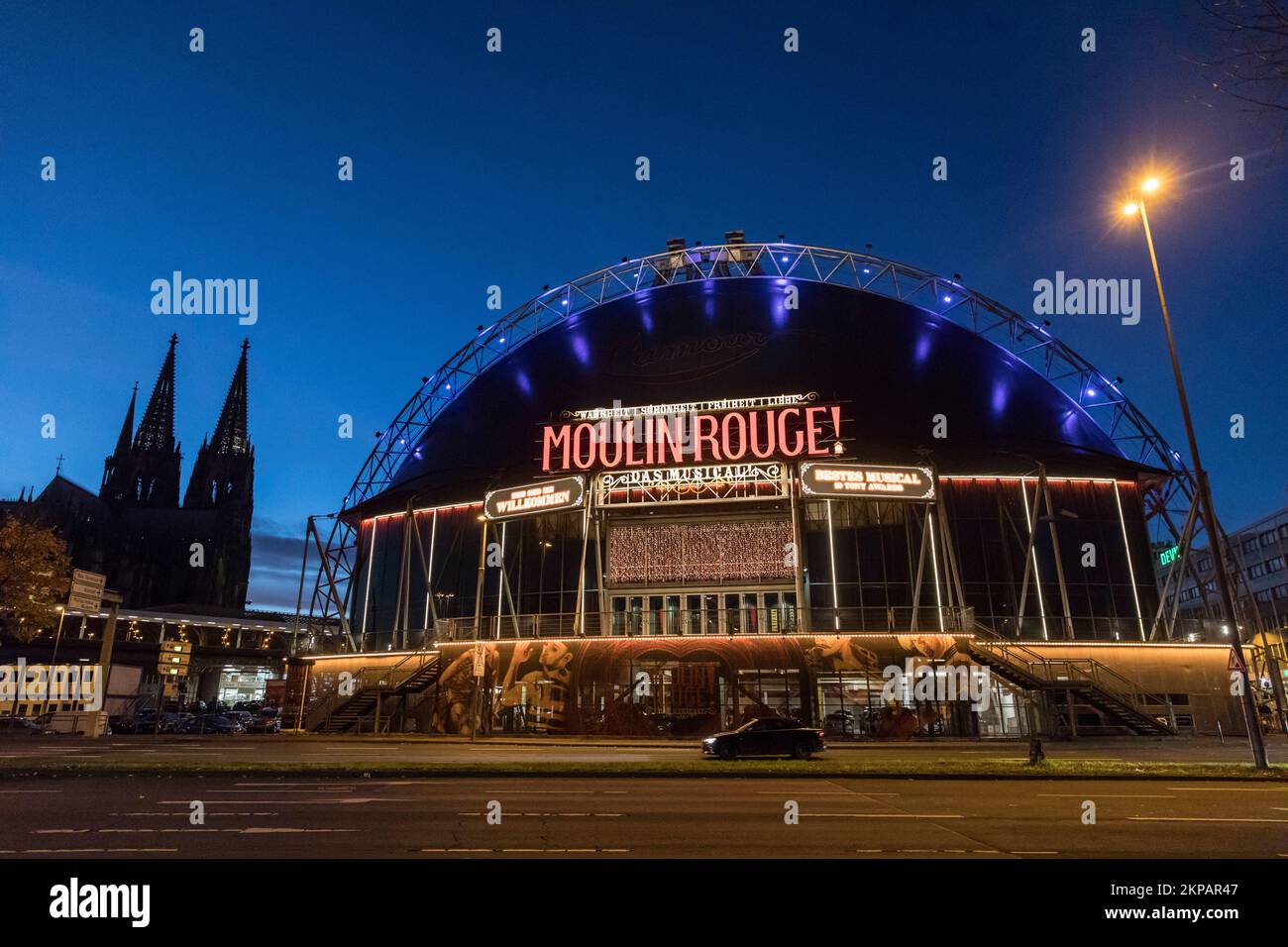 Der Dom und das Theater Musical Dome, Köln, Deutschland. Der Dom und das Zelttheater Musical Dome, Köln, Deutschland. Stockfoto