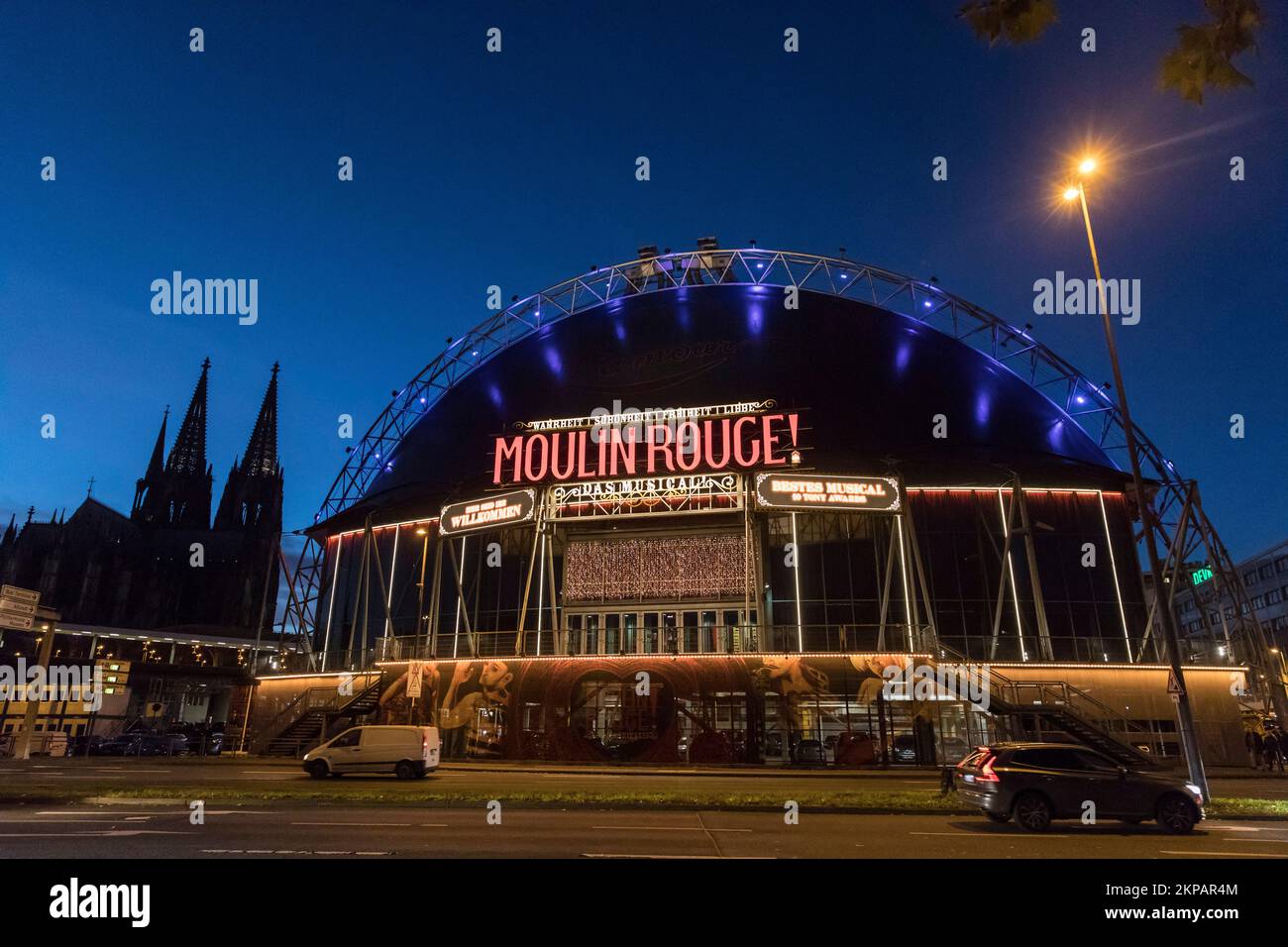 Der Dom und das Theater Musical Dome, Köln, Deutschland. Der Dom und das Zelttheater Musical Dome, Köln, Deutschland. Stockfoto