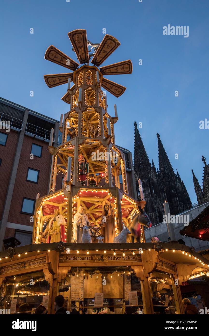 Große weihnachtspyramide auf dem weihnachtsmarkt im Dom, Köln, Deutschland. große Weihnachtspyramide auf dem Weihnachtsmarkt am Dom, Köln, Deu Stockfoto
