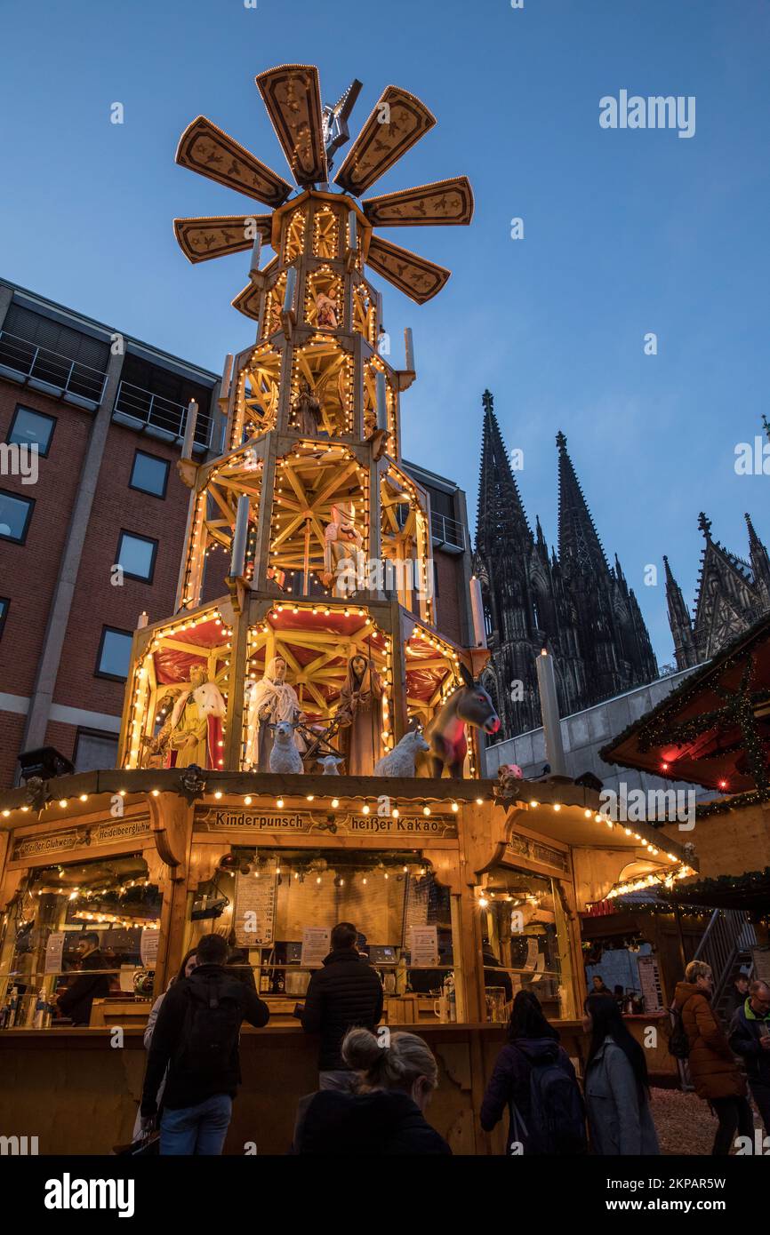 Große weihnachtspyramide auf dem weihnachtsmarkt im Dom, Köln, Deutschland. große Weihnachtspyramide auf dem Weihnachtsmarkt am Dom, Köln, Deu Stockfoto