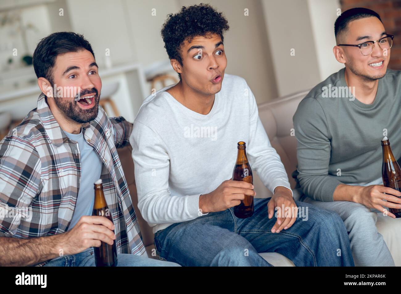 Gesellschaft von Freunden, die gemeinsam Freizeit verbringen Stockfoto