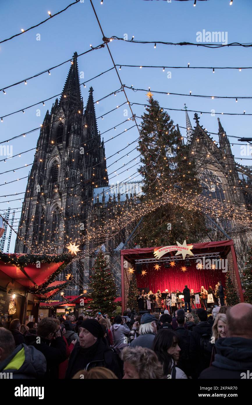 Der Weihnachtsmarkt am Roncalliplatz vor dem Kölner Dom. Der Weihnachtsmarkt auf dem Roncalliplatz am Dom, Köln, Deutschland Stockfoto